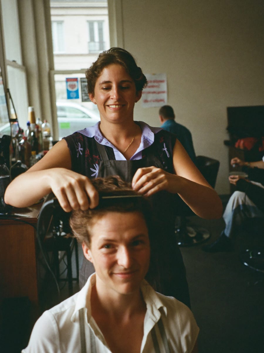 Friseurin bei der Arbeit in ihrem Salon
